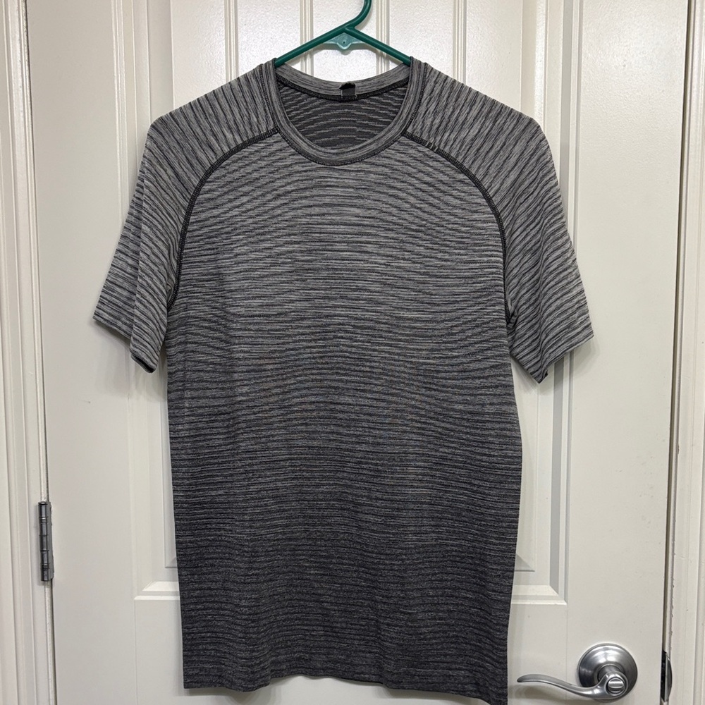 Lululemon Men's Meta Vent Tech Heather Gray Short Sleeve Crew Neck Shirt